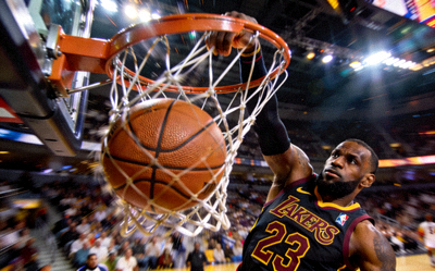 NBA篮球比赛精彩瞬间，球员扣篮特写