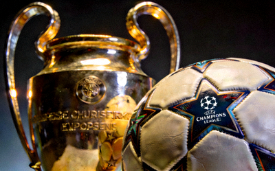 欧冠联赛标志性足球与奖杯特写