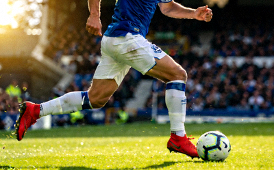 足球运动员在绿茵场上带球突破的瞬间